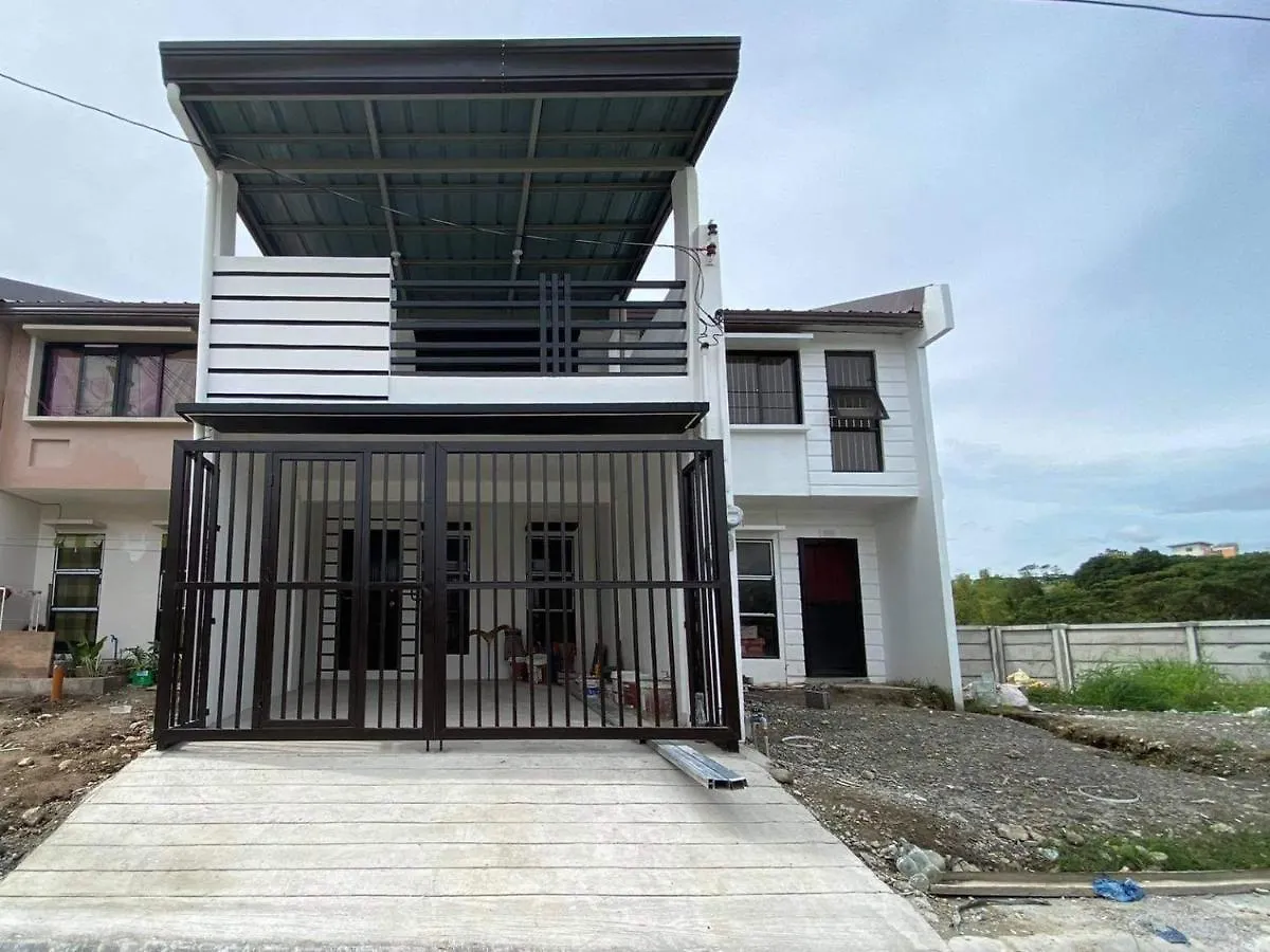 앙헬레스 Balcony & 2Br Townhouse - Near Clark Airport & Aqua Planet - Trp2 아파트 0*,  필리핀